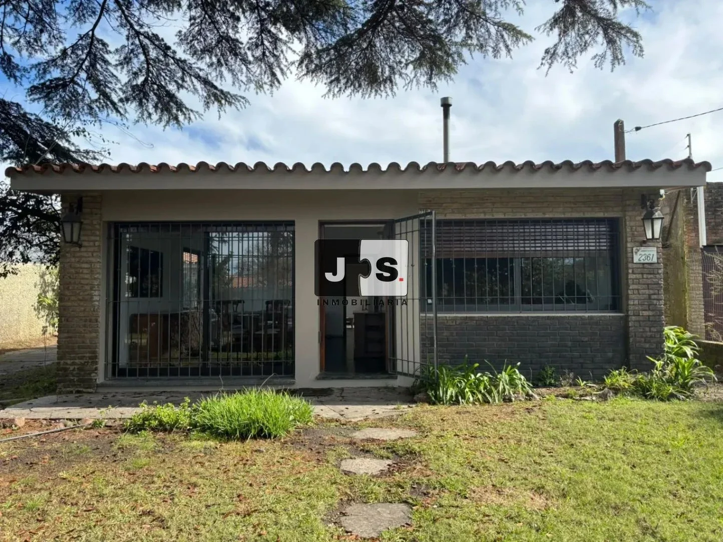 Alquilo casa de 4 dormitorios c/garage Barrio Carrasco - Imagen 1