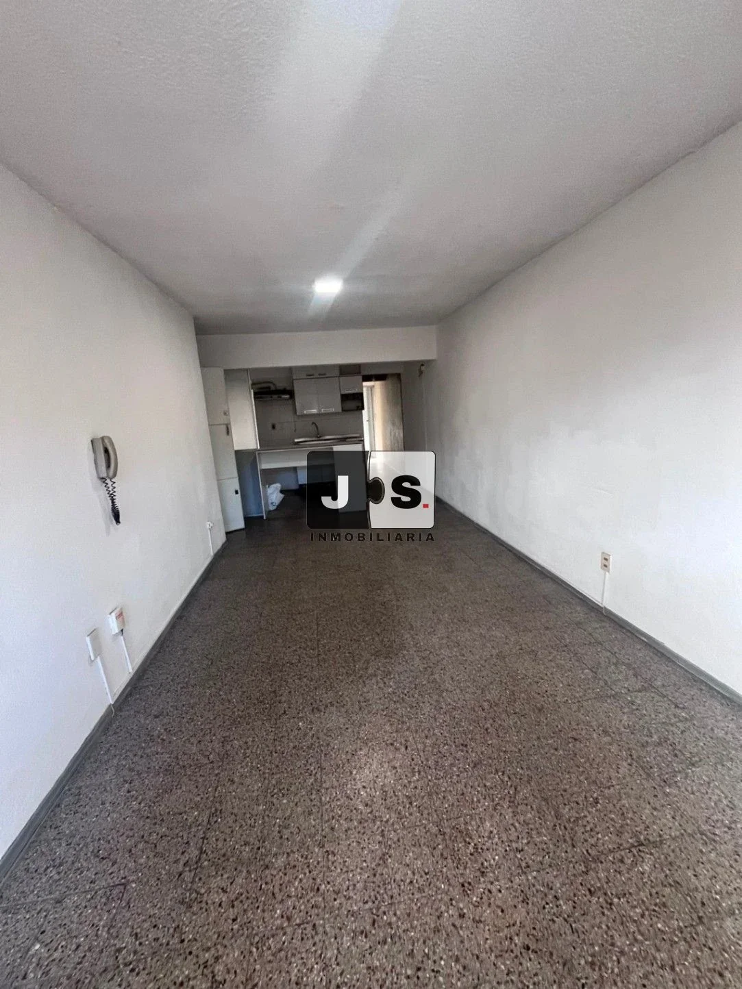 Alquilo Apartamento 2 dormitorios con patio en el Centro - Imagen 3