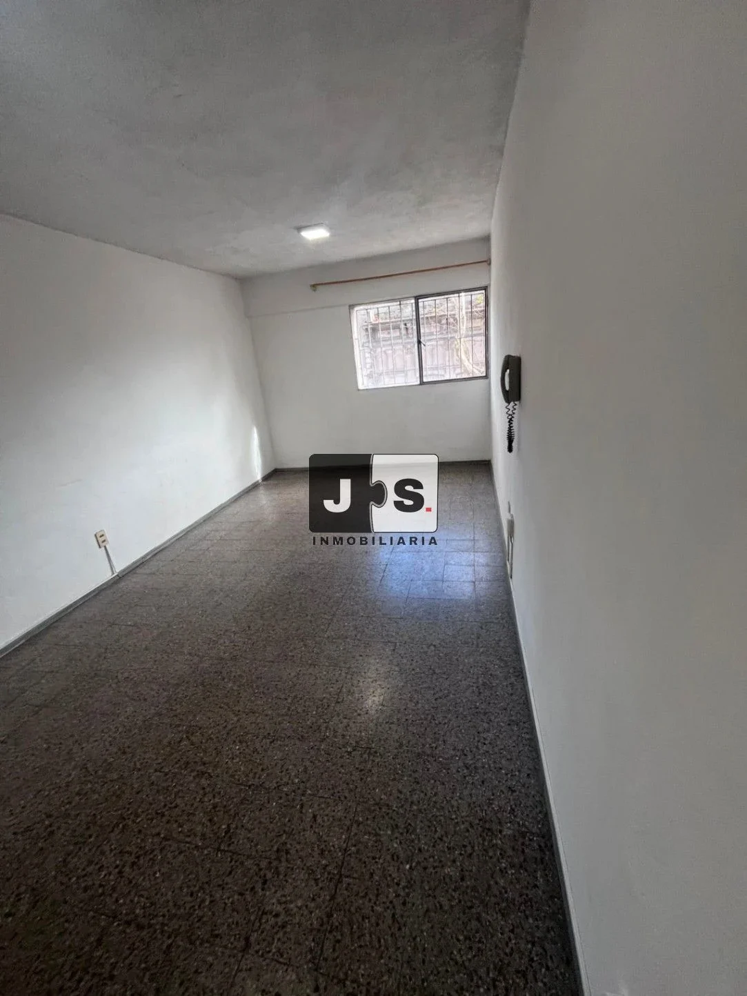 Alquilo Apartamento 2 dormitorios con patio en el Centro - Imagen 2