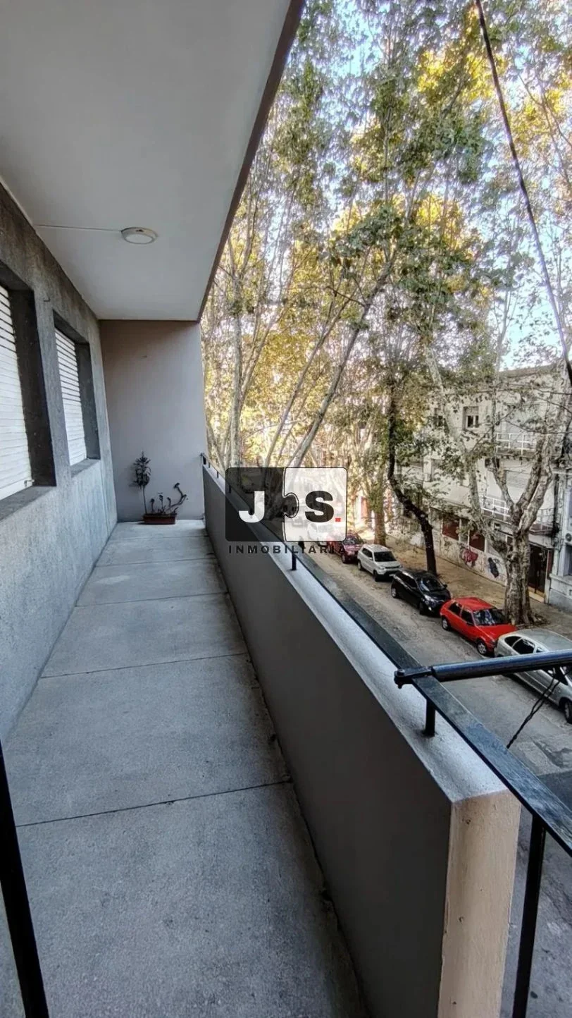 Alquilo Apartamento 2 dormitorios balcon y cochera Cordón - Imagen 1