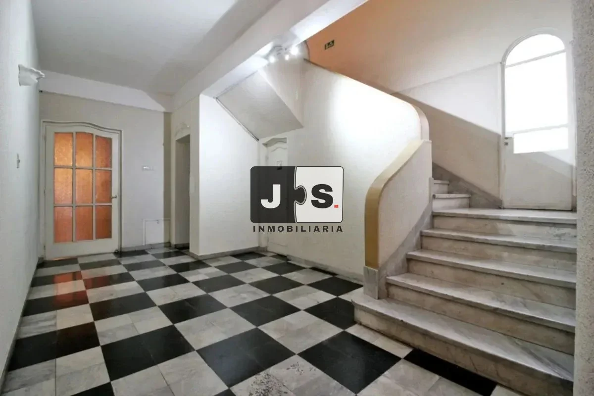 Alquilo apartamento 1 dormitorio con patio Centro - Imagen 3