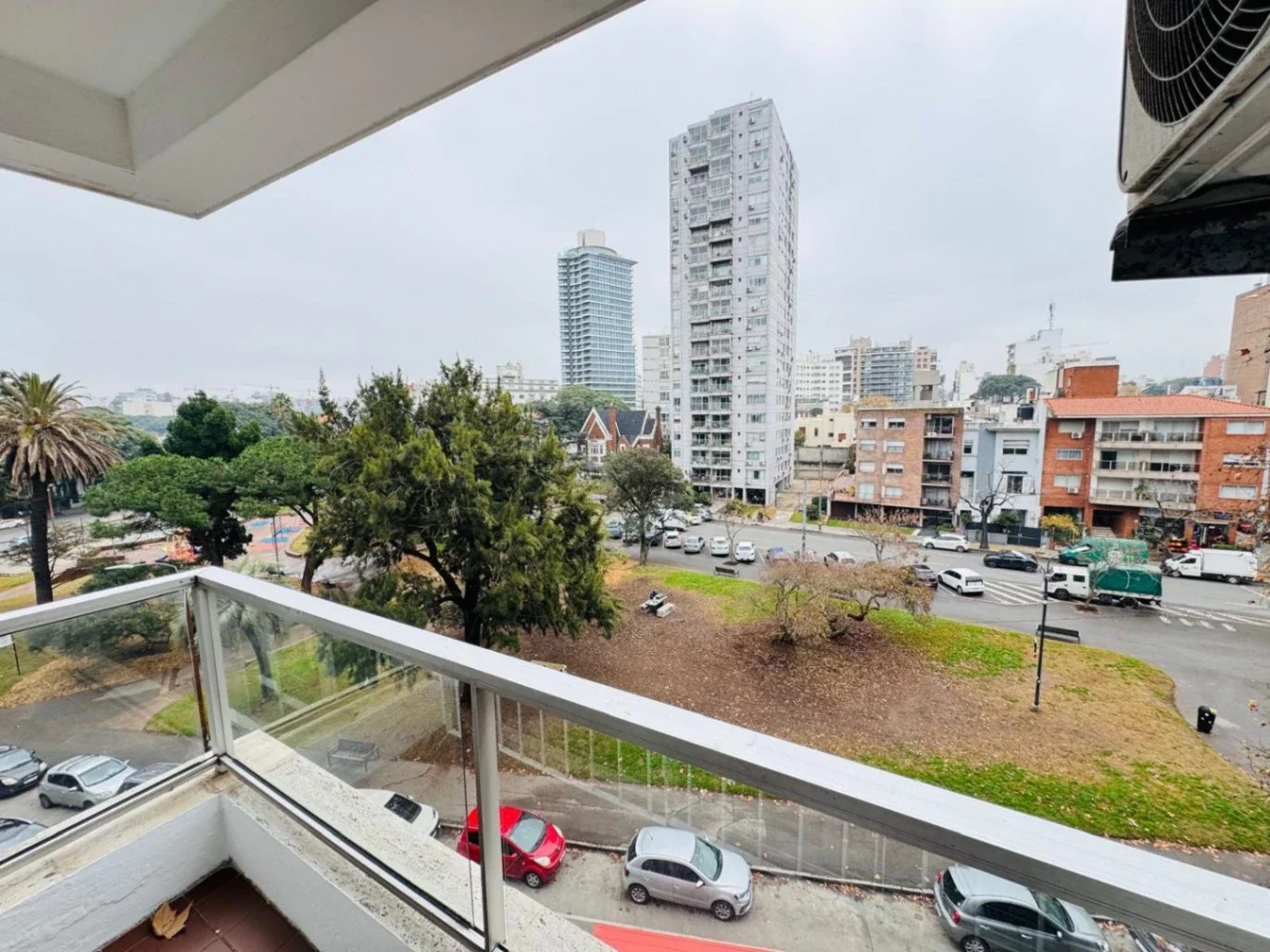 Apartamento en alquiler c/ cochera en Pocitos - Imagen 1