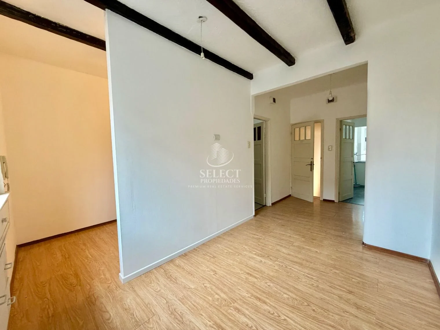 Alquiler apartamento monoambiente con división y Patio Pocitos - Imagen 1