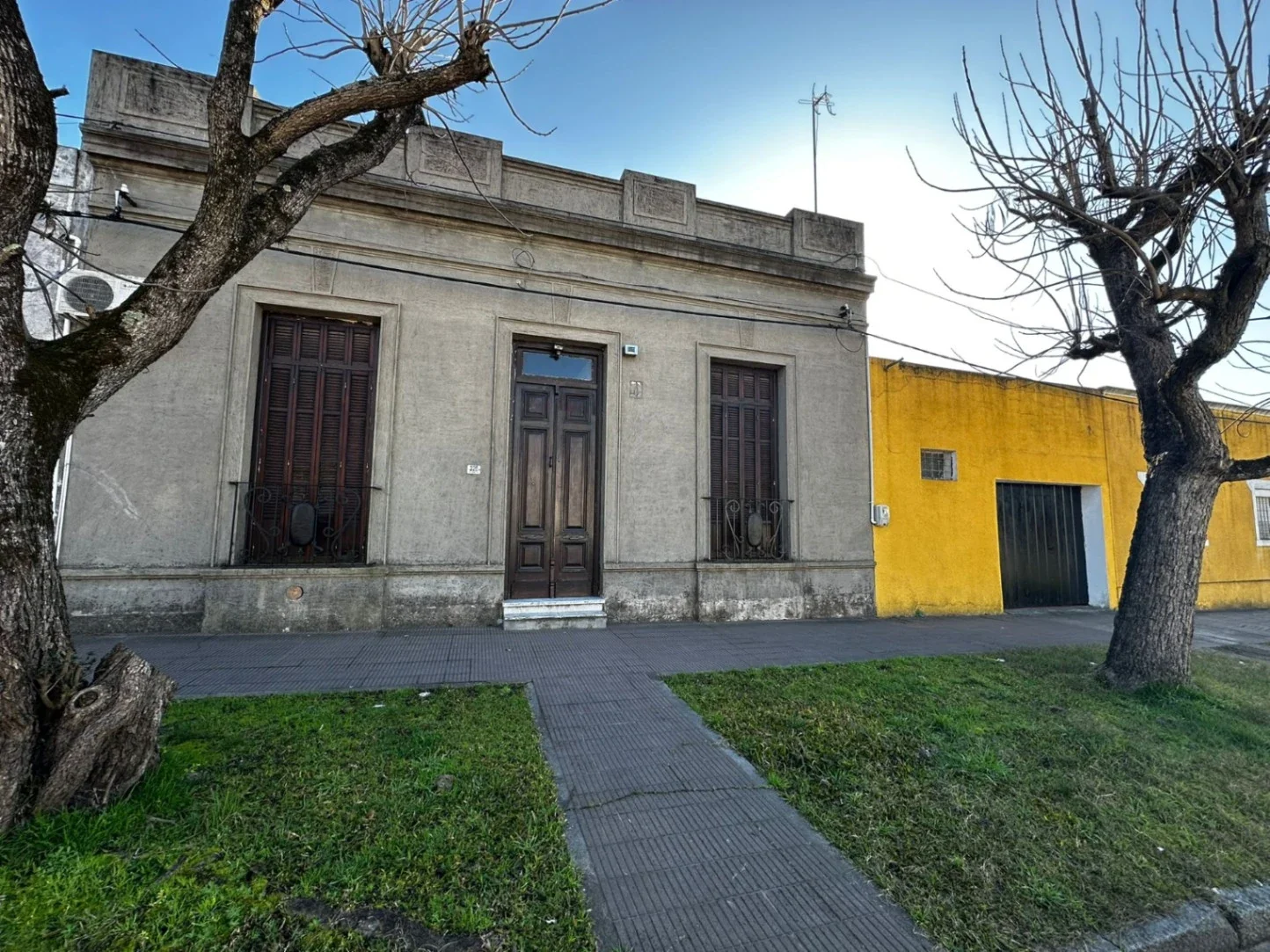 Casa en venta en Canelones con 5 dormitorios y garage a 1 cuadra de Comeca - Imagen 1