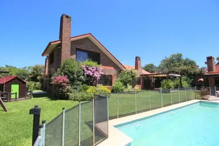 Casa en venta c/ cochera en Carrasco - Imagen 1