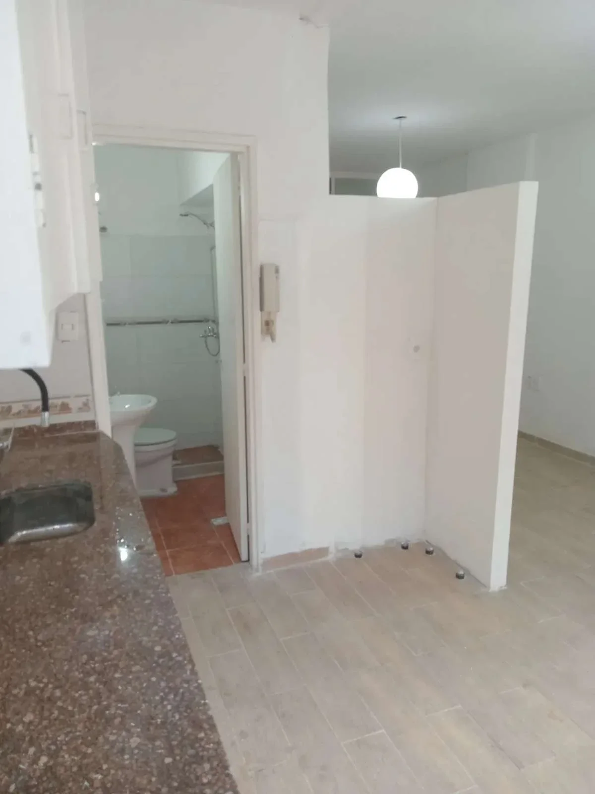 ALQUILER APARTAMENTO UN DORMITORIO, PATIO EN EL CENTRO - Imagen 3