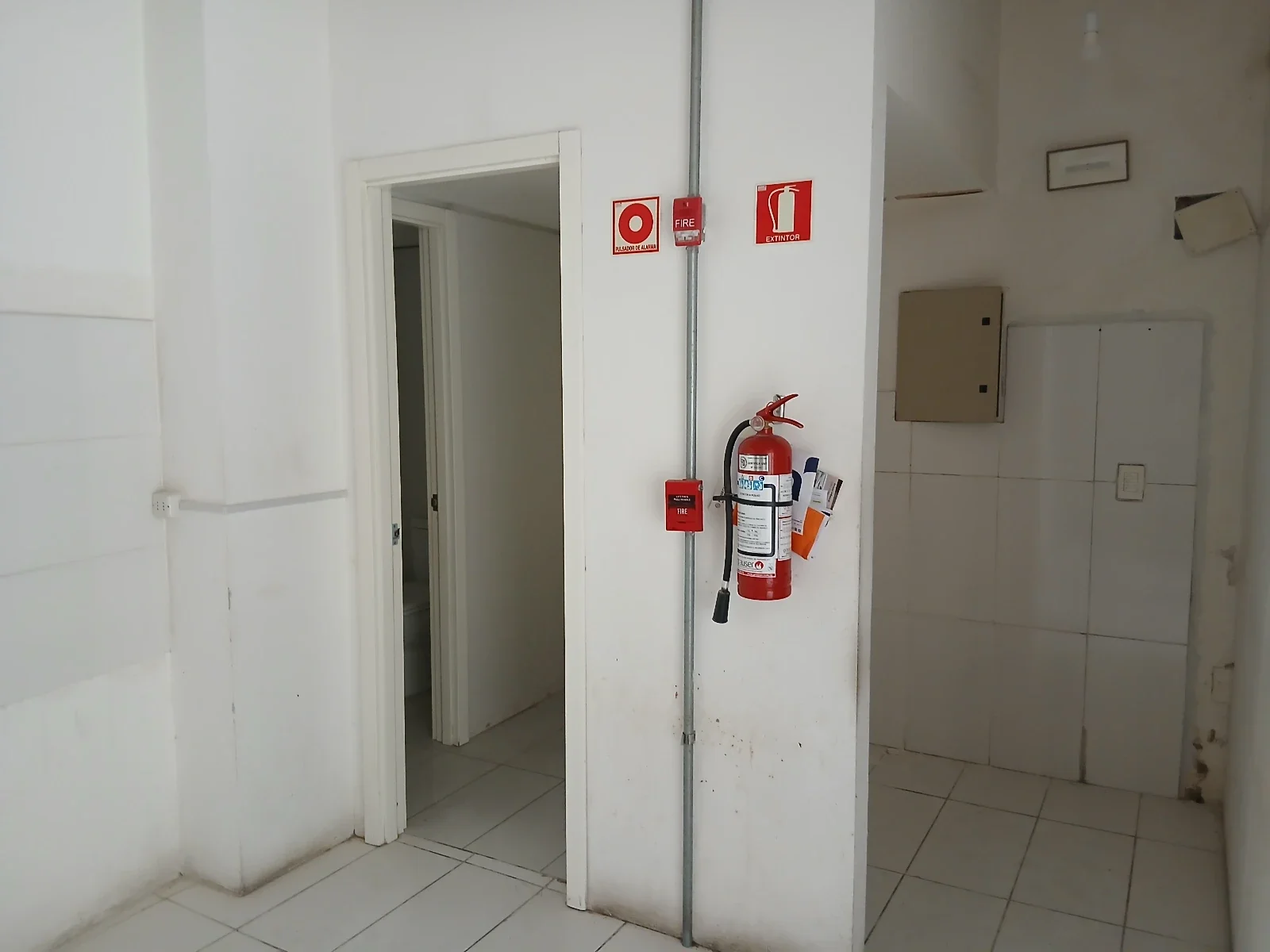 ALQUILER LOCAL COMERCIAL AMPLIO VENTANAL AL FRENTE EN EL CENTRO - Imagen 5