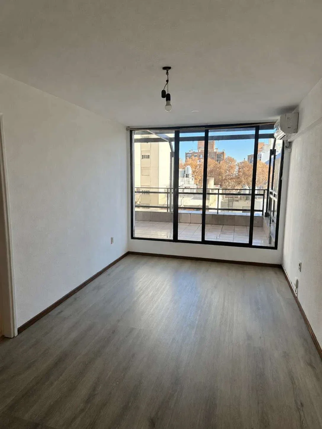 ALQUILER APARTAMENTO UN DORMITORIO, AMPLIA TERRAZA EN TRES CRUCES - Imagen 1