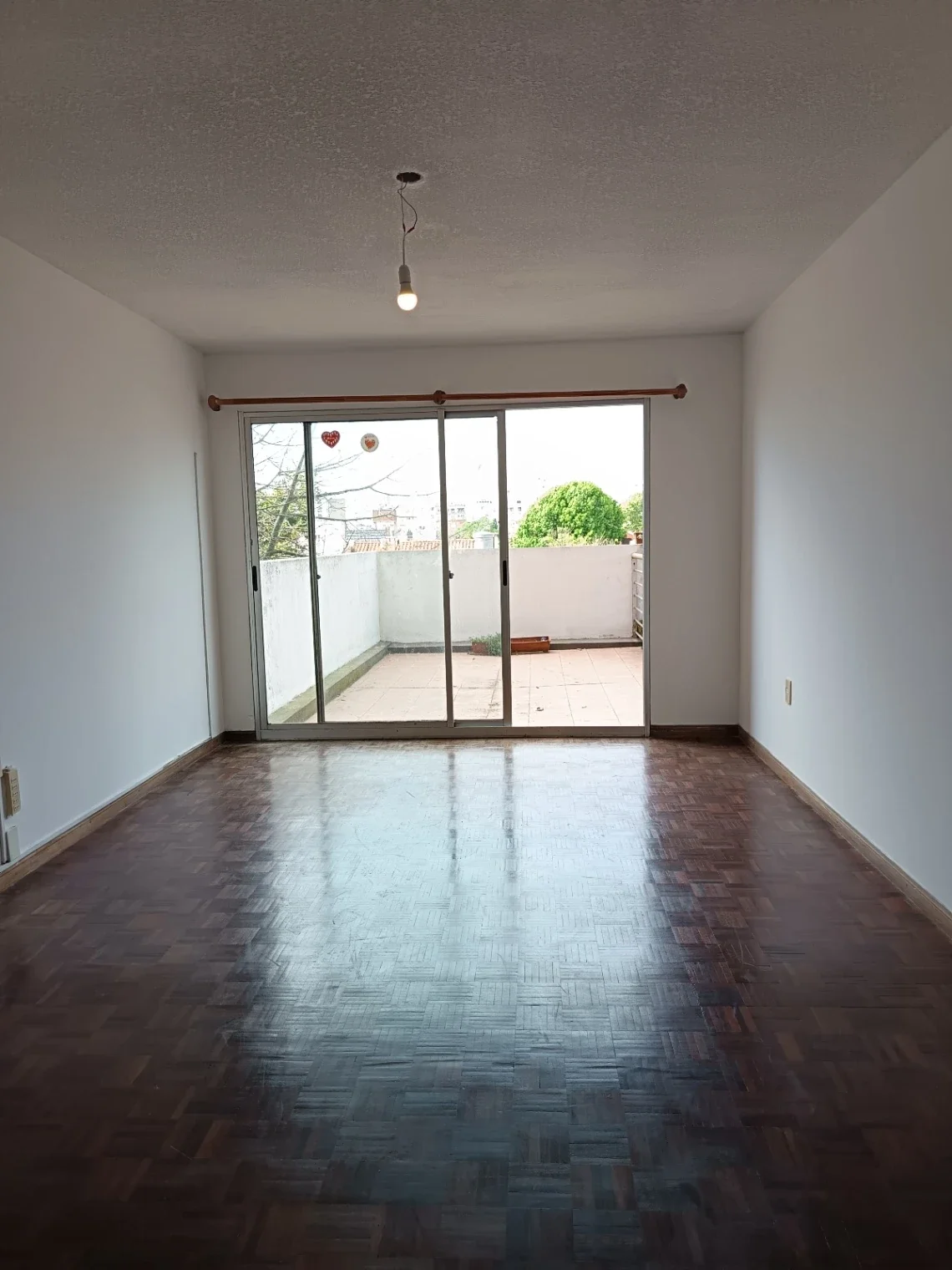 ALQUILER MONOAMBIENTE CON PATIO EN POCITOS, OPCIÓN GARAJE - Imagen 1