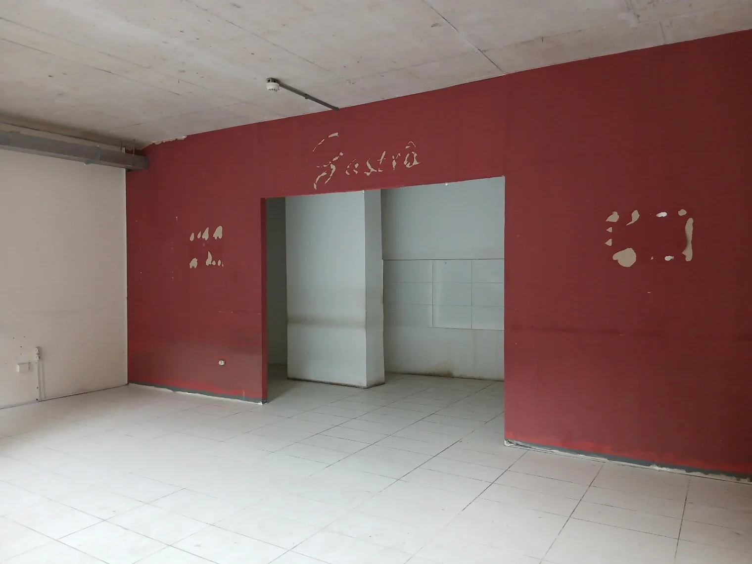 ALQUILER LOCAL COMERCIAL AMPLIO VENTANAL AL FRENTE EN EL CENTRO - Imagen 4