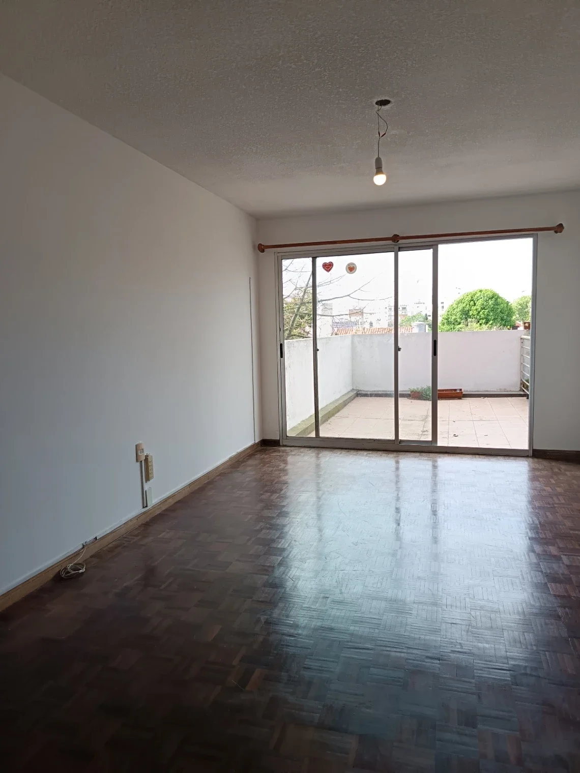 ALQUILER MONOAMBIENTE CON PATIO EN POCITOS, OPCIÓN GARAJE - Imagen 2
