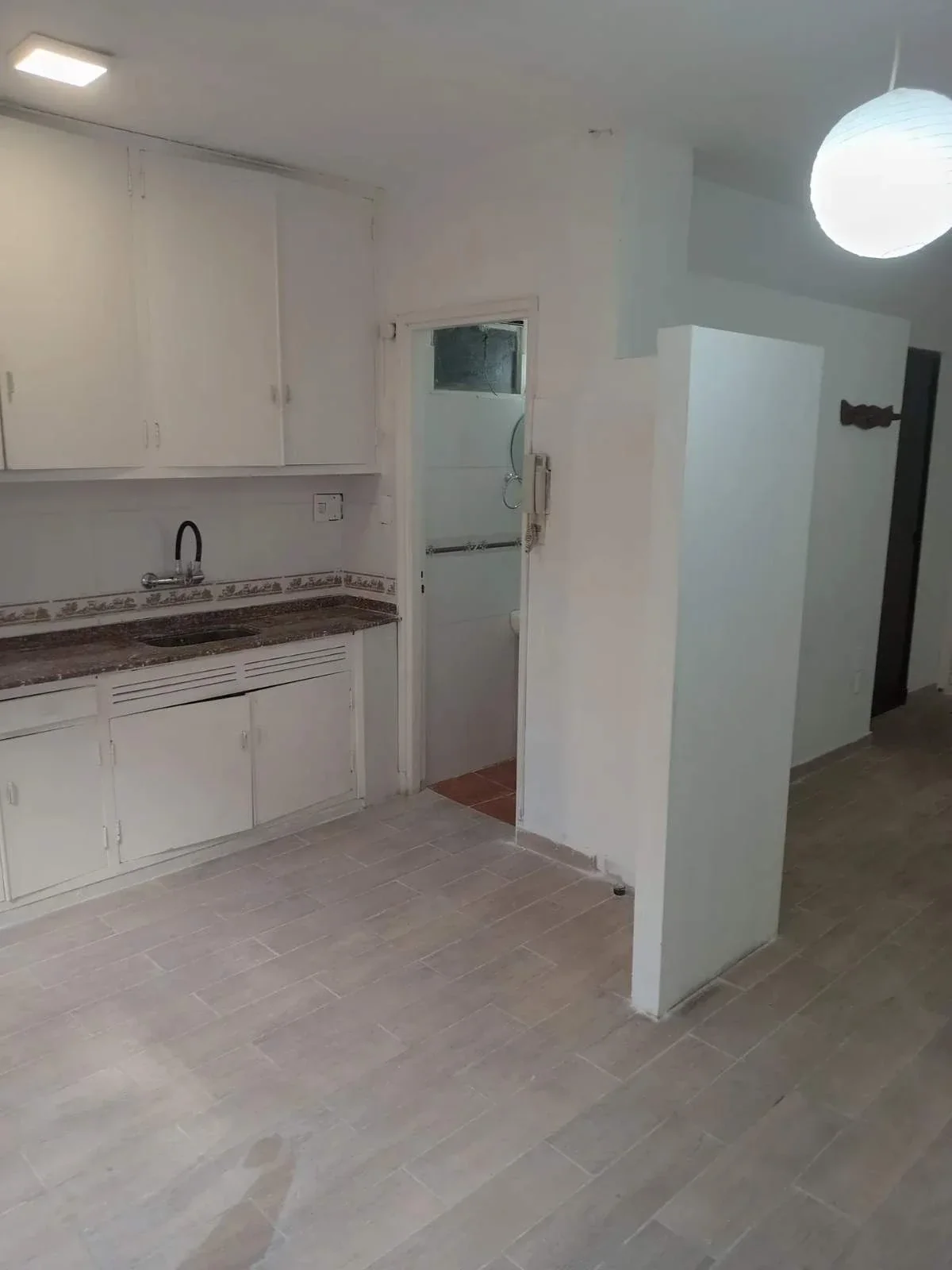 ALQUILER APARTAMENTO UN DORMITORIO, PATIO EN EL CENTRO - Imagen 2