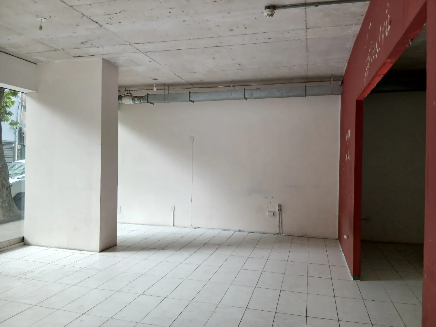 ALQUILER LOCAL COMERCIAL AMPLIO VENTANAL AL FRENTE EN EL CENTRO - Imagen 2