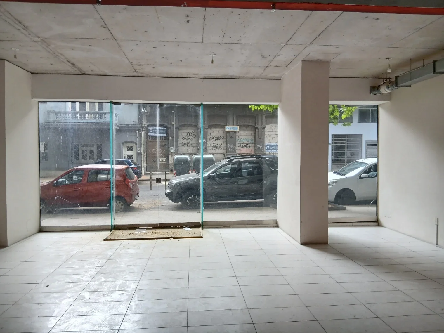ALQUILER LOCAL COMERCIAL AMPLIO VENTANAL AL FRENTE EN EL CENTRO - Imagen 1