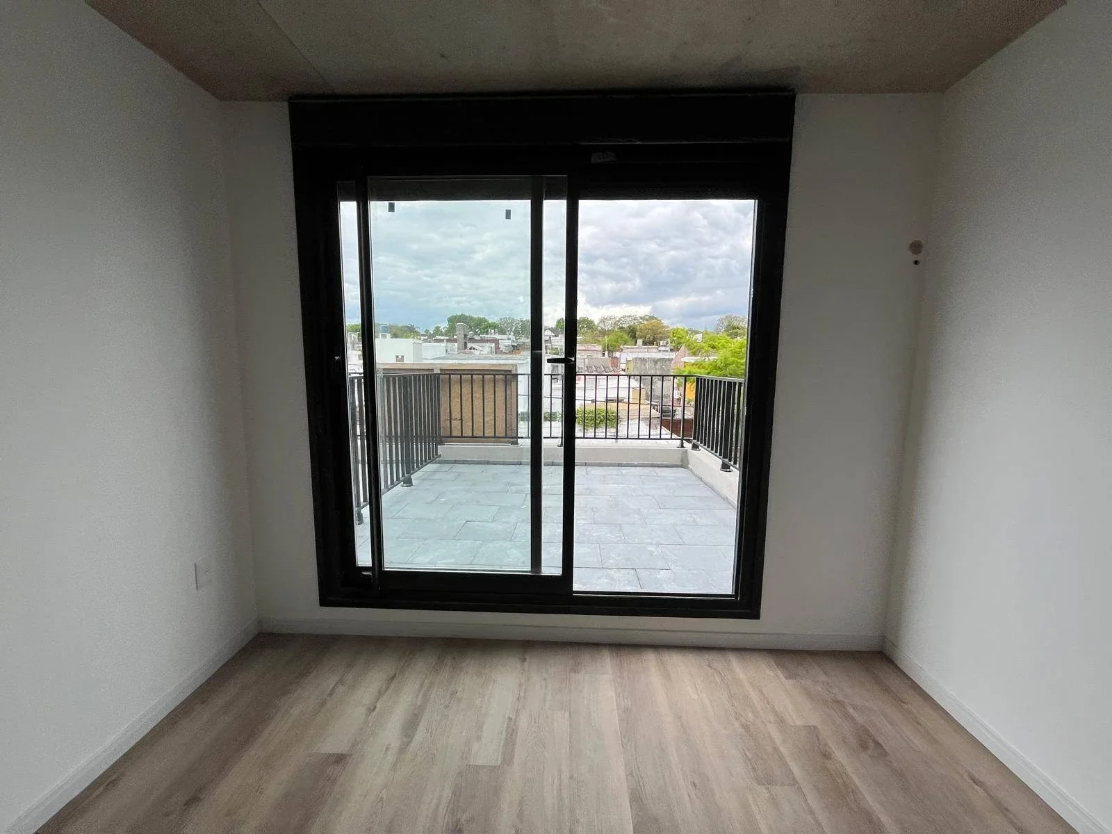 VENTA MONOAMBIENTE, BALCÓN MÁS TERRAZA A ESTRENAR - Imagen 4