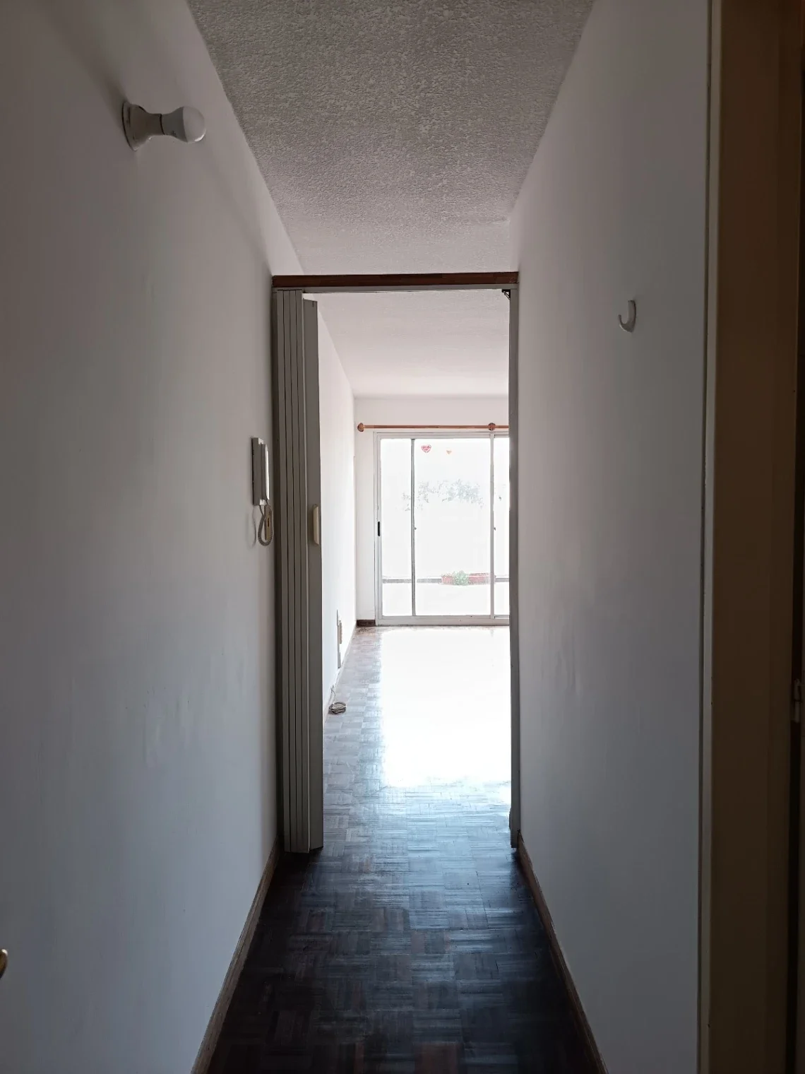 ALQUILER MONOAMBIENTE CON PATIO EN POCITOS, OPCIÓN GARAJE - Imagen 3