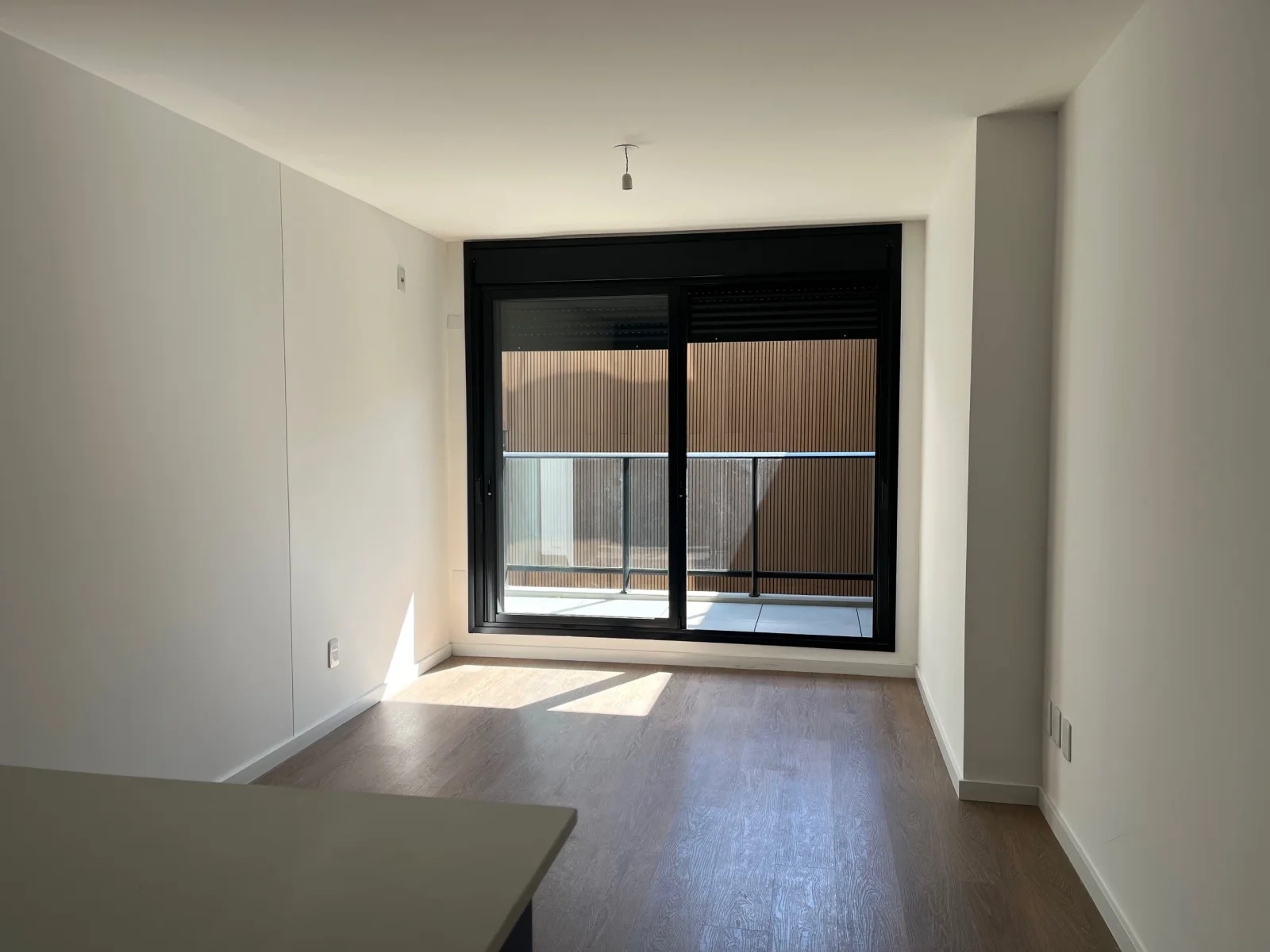 ALQUILER MONOAMBIENTE CON BALCÓN EN CORDÓN SUR OPC. GARAJE - Imagen 1