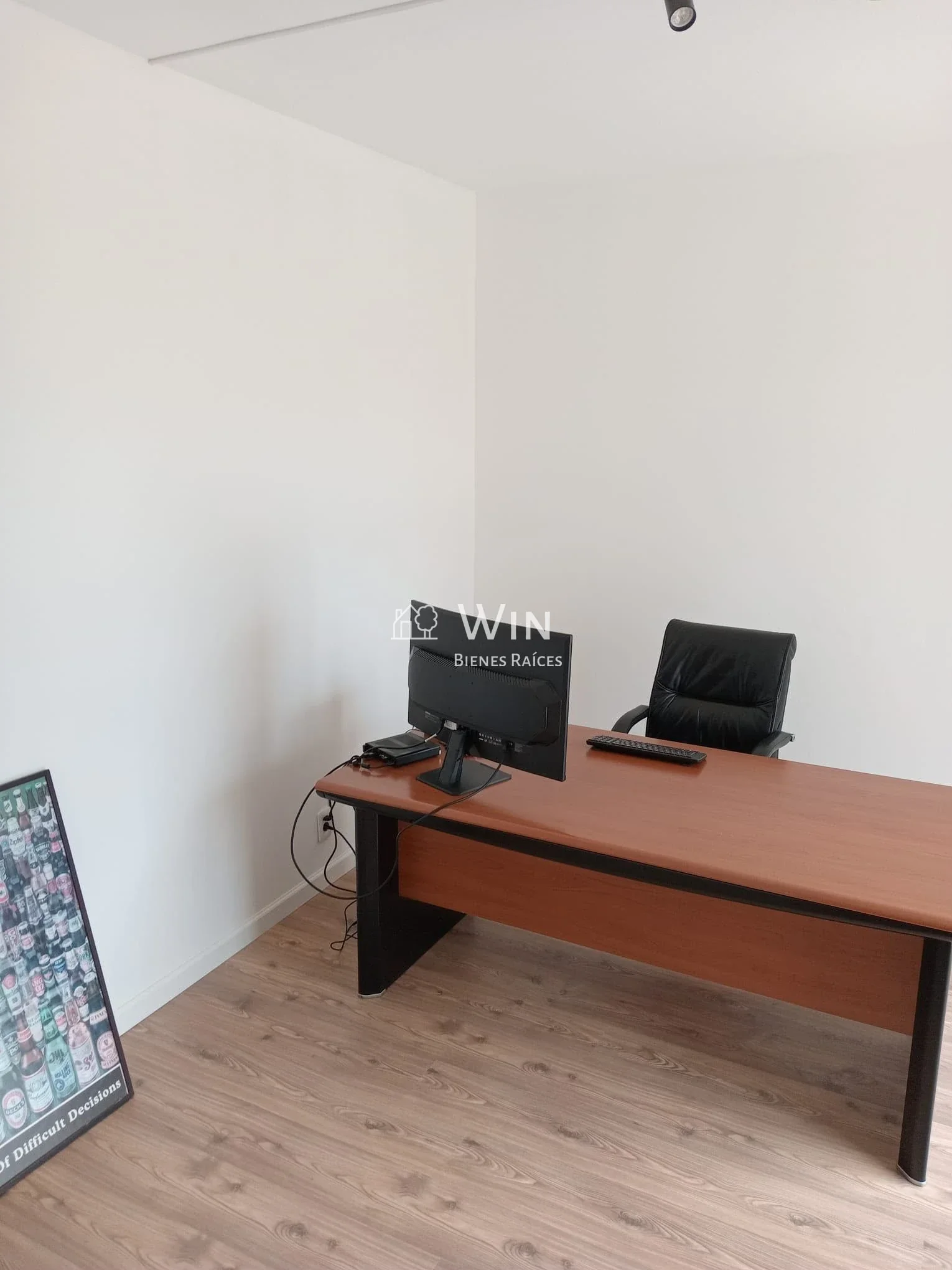 Venta Oficina 4 ambientes Ciudad Vieja con terraza uso exclusivo, opción muebles - Imagen 2