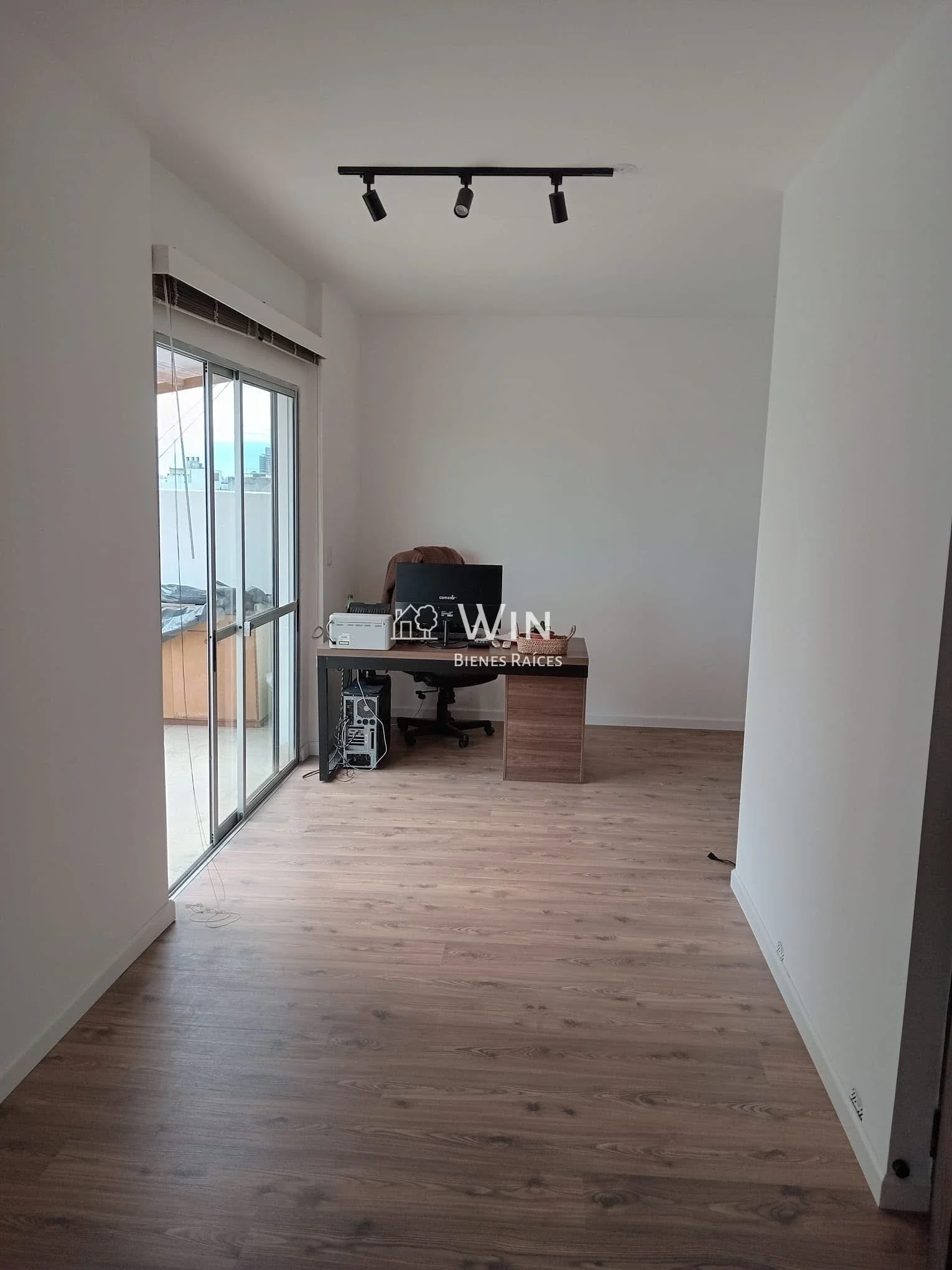 Venta Oficina 4 ambientes Ciudad Vieja con terraza uso exclusivo, opción muebles - Imagen 5