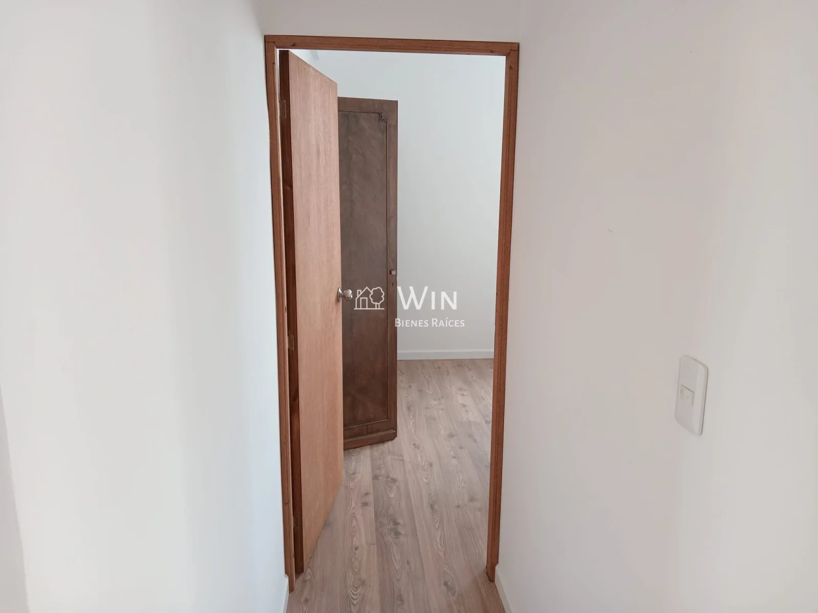 Venta Oficina 4 ambientes Ciudad Vieja con terraza uso exclusivo, opción muebles - Imagen 4