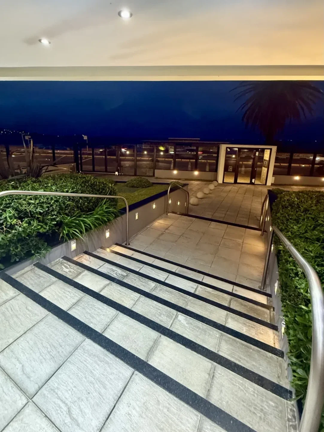 Venta Apartamento 2 Dormitorios 2 baños, Malvín frente a la rambla, con cochera - Imagen 3