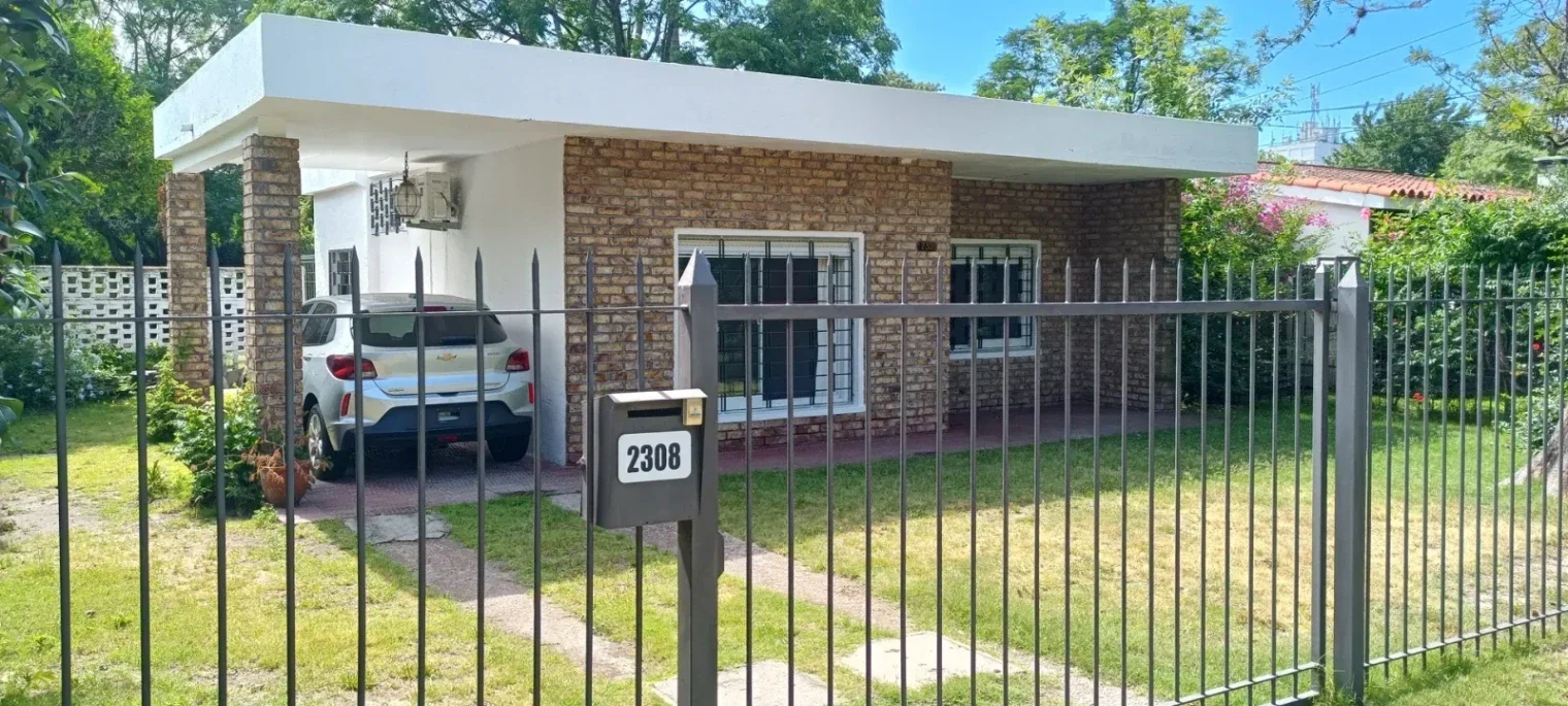 Alquiler Casa 2 Dormitorios 1 baño, Carrasco Norte con cochera - Imagen 1