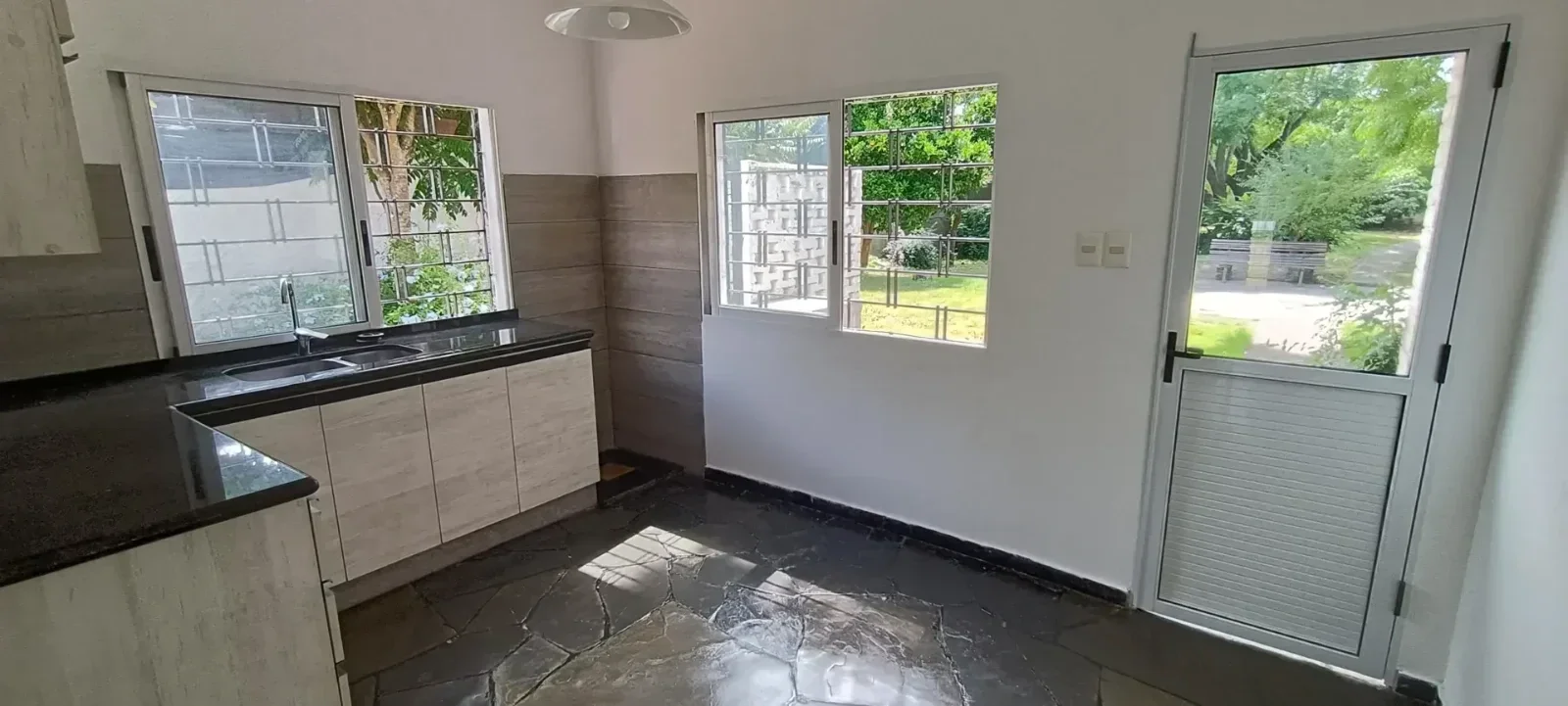 Alquiler Casa 2 Dormitorios 1 baño, Carrasco Norte con cochera - Imagen 3