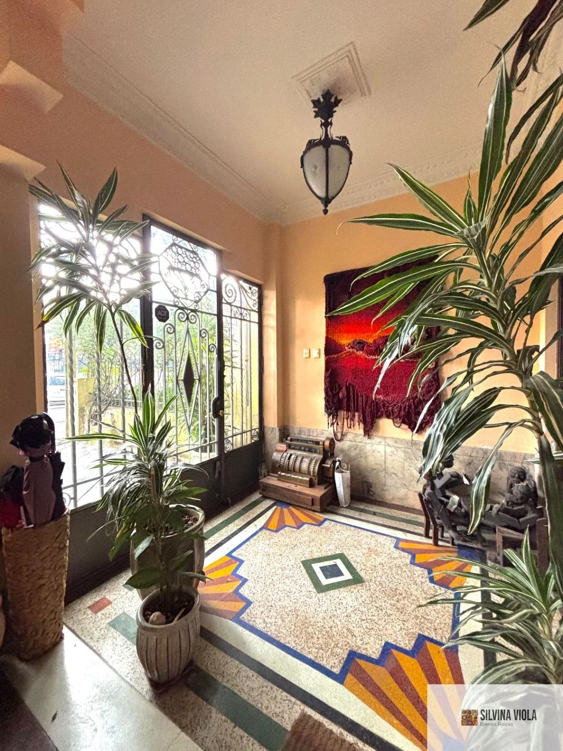 Elegante Casa en Ellauri en Venta y Alquiler. 300 mts. de Fondo en plena ciudad - Imagen 2