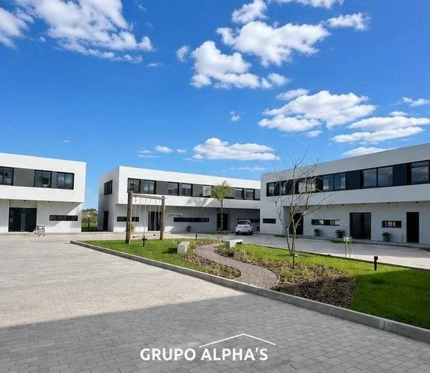 Casa en alquiler c/ cochera en Parque Miramar - Imagen 1