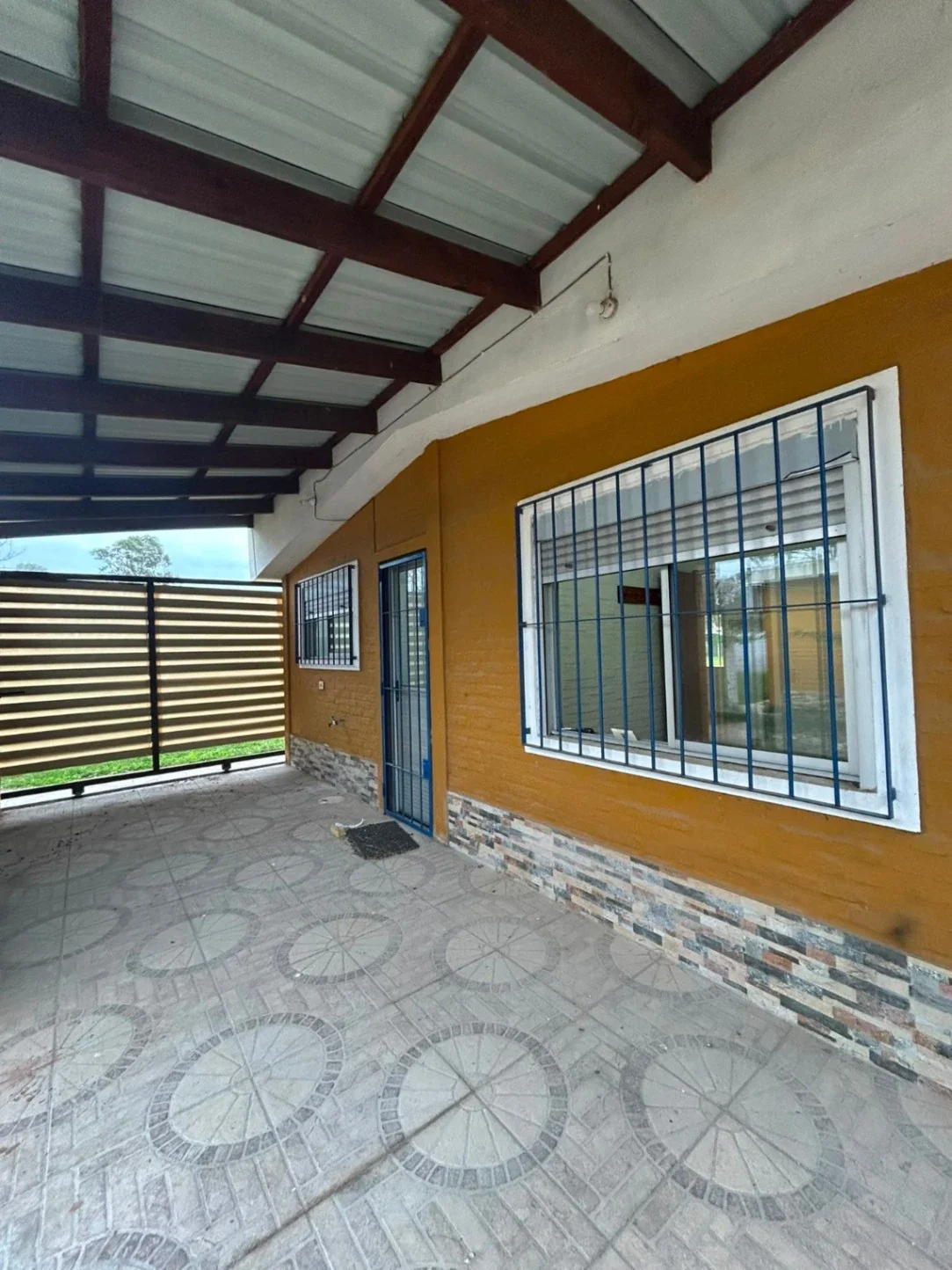 Casa en alquiler c/ cochera en Parque del Plata - Imagen 1