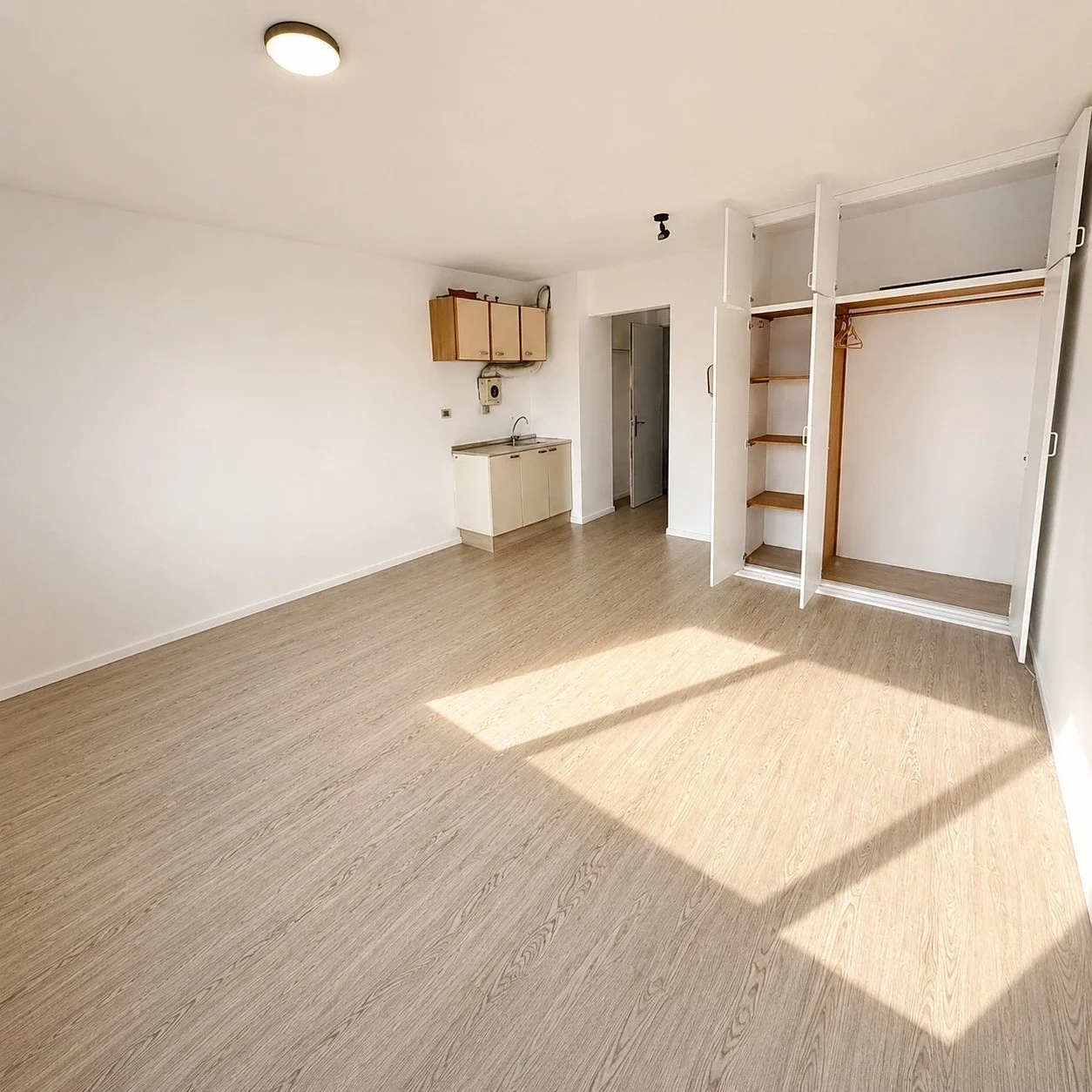 Apartamento en alquiler en Tres Cruces - Imagen 2