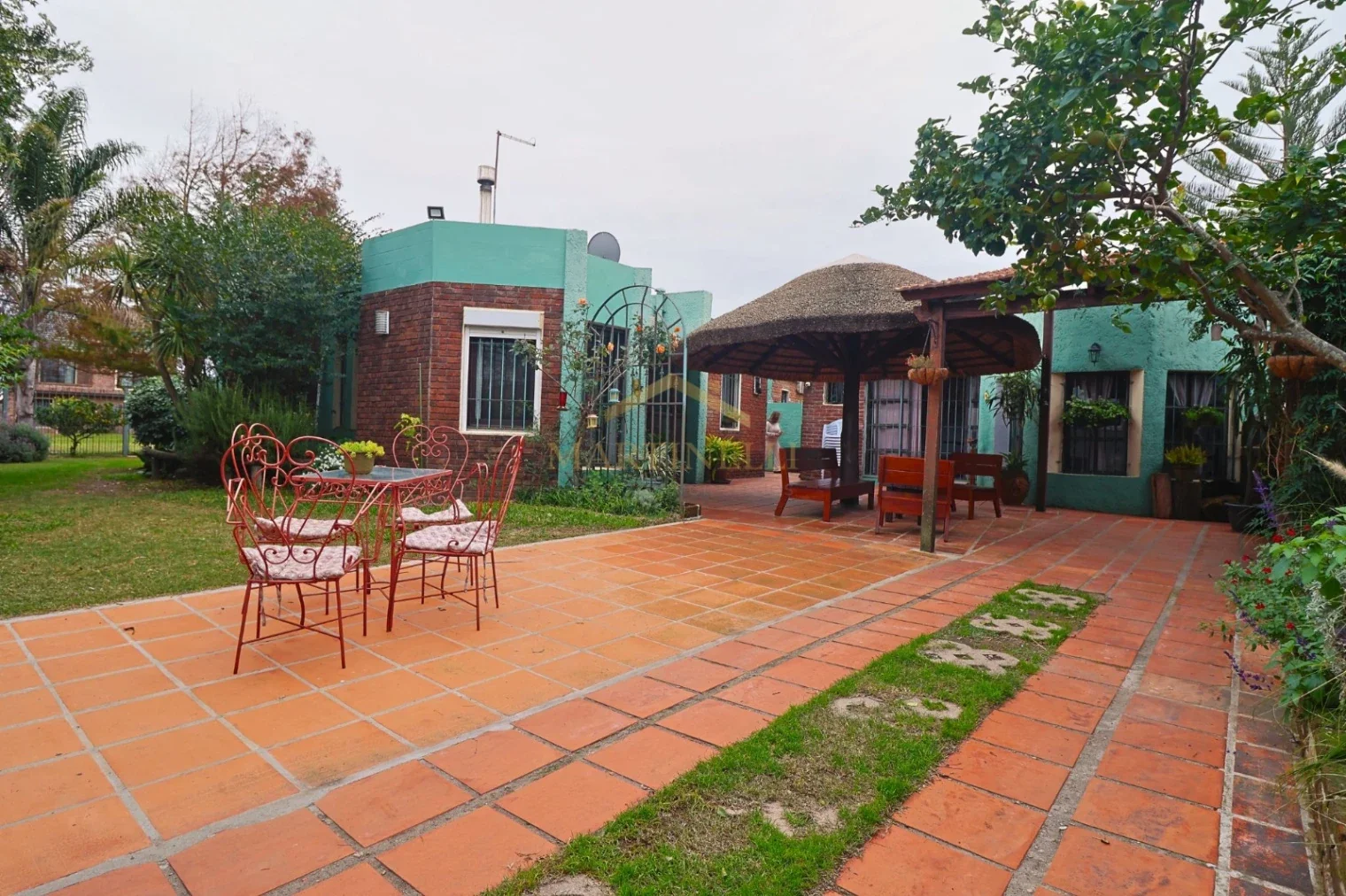 Venta casa Lagomar sur a 1 cuadra de la rambla 3 dormitorios 3 baños barbacoa - Imagen 1