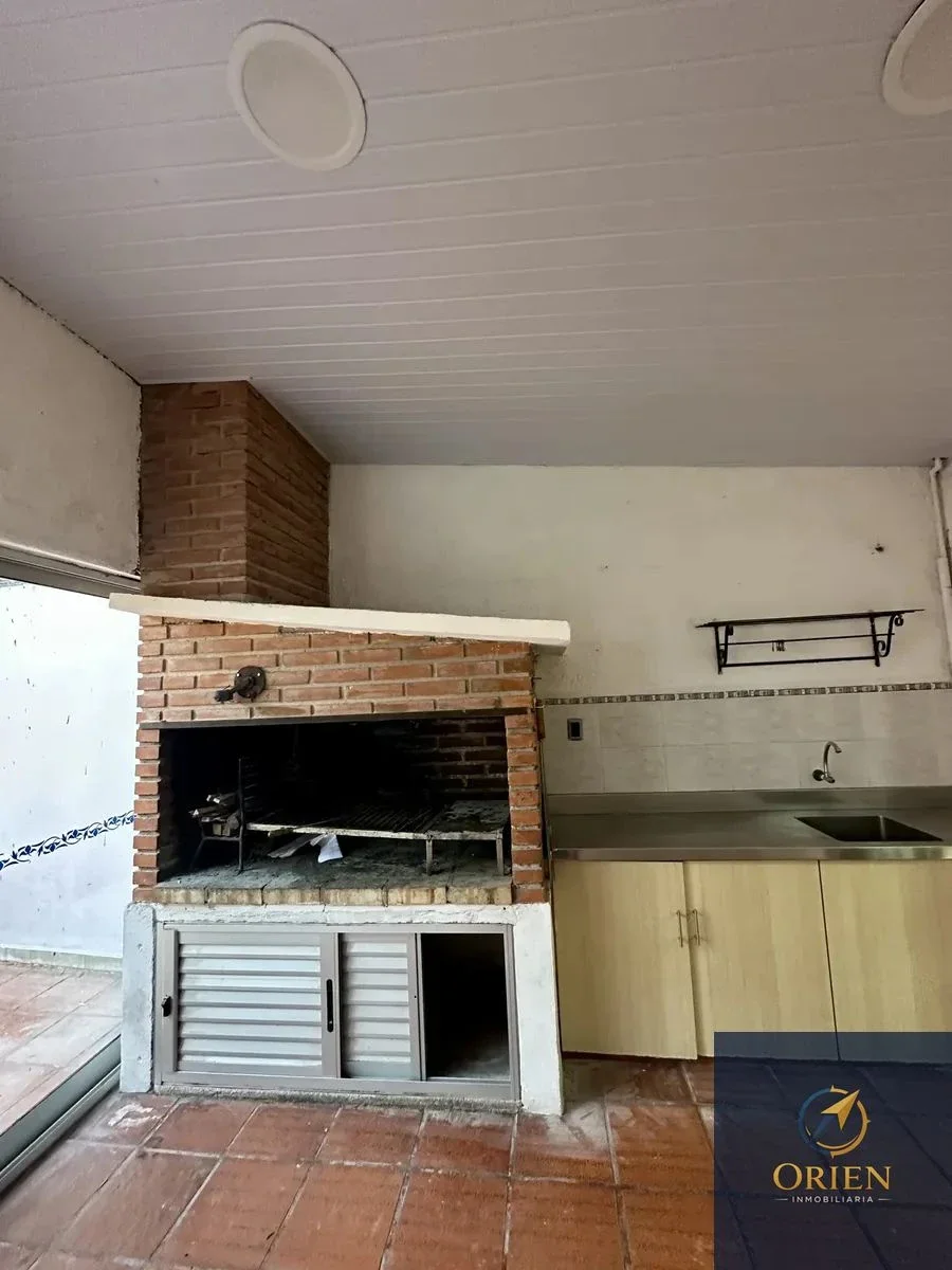 Casa 2 dormitorios en alquiler c/ cochera en Cerro - Imagen 1