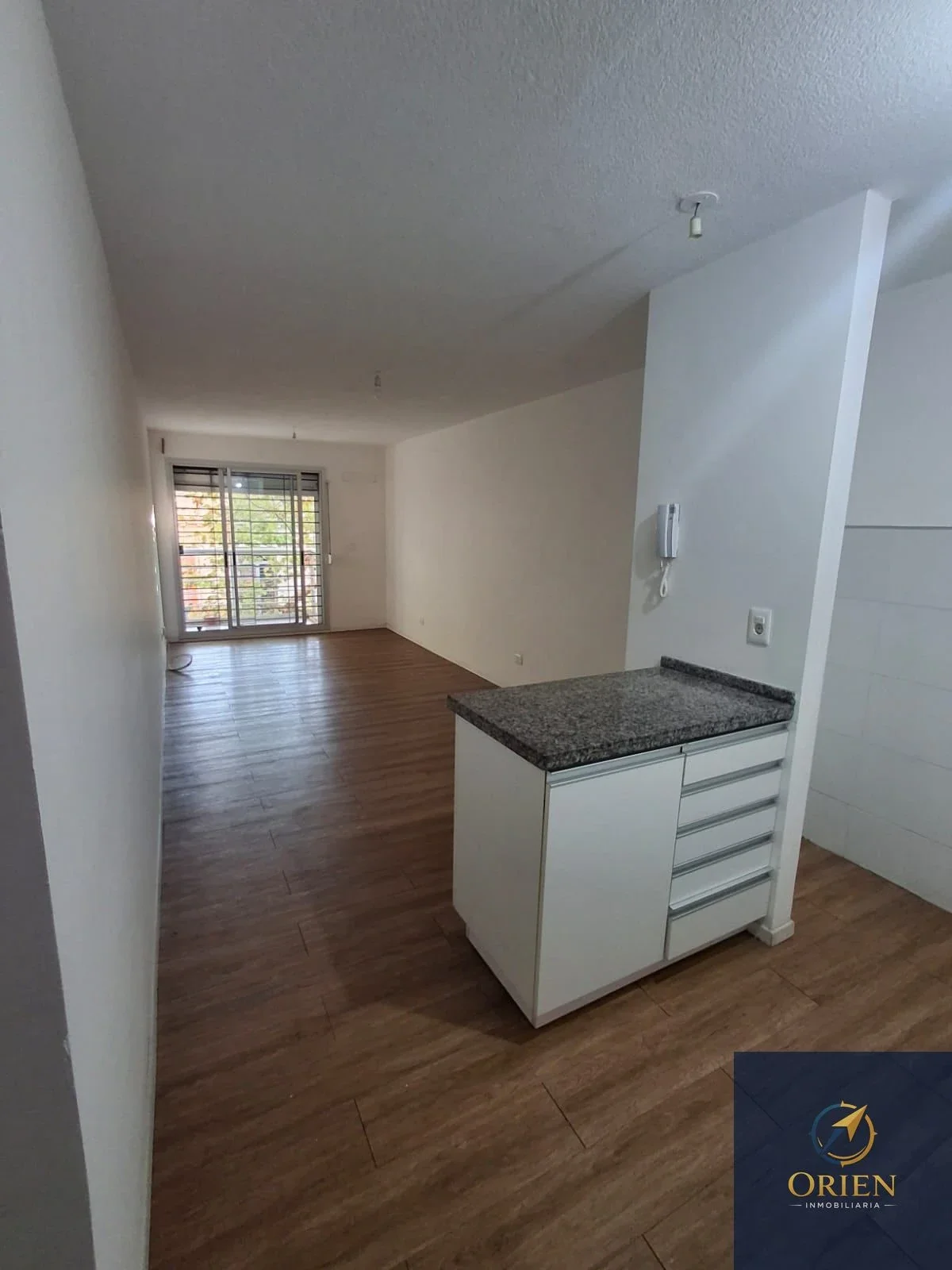 Apartamento en alquiler en Tres Cruces - Imagen 1