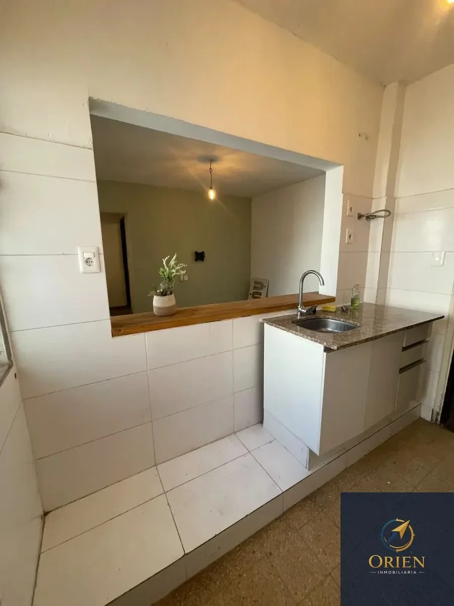 Apartamento en alquiler 2 dormitorios a cuadras de la rambla en Ciudad Vieja - Imagen 2