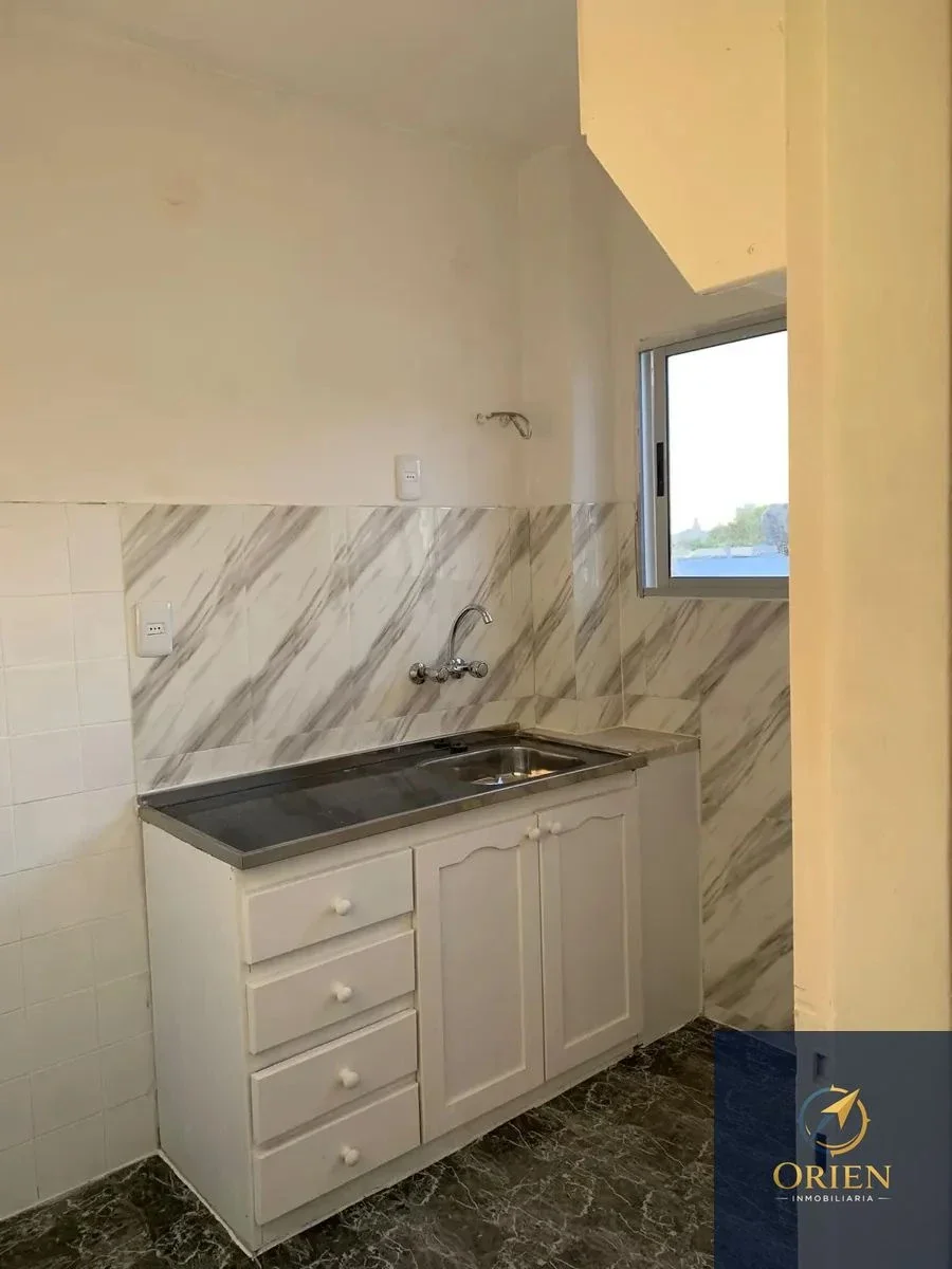 Apartamento 1 dormitorio con patio pequeño en alquiler en La Comercial - Imagen 3