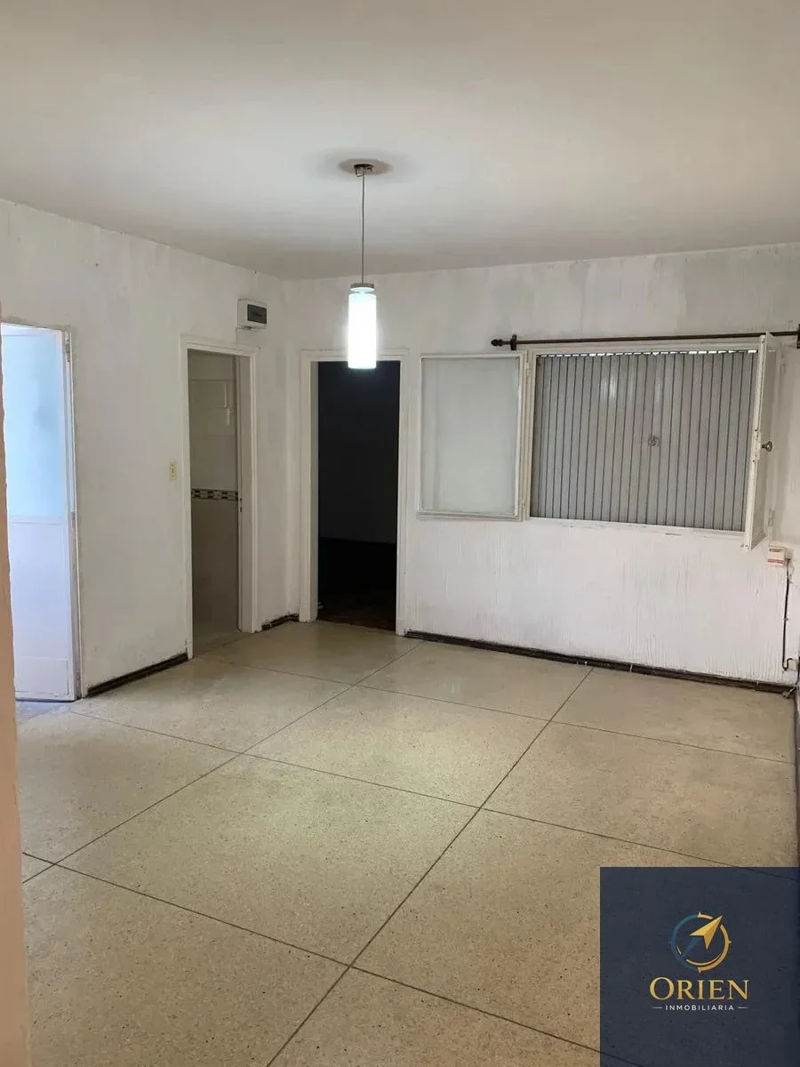 Apartamento 1 dormitorio con patio pequeño en alquiler en La Comercial - Imagen 1