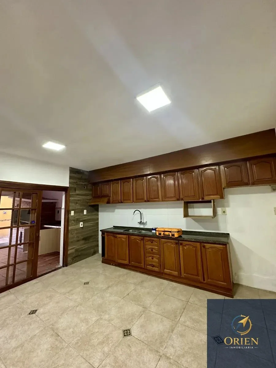 Casa 2 dormitorios en alquiler c/ cochera en Cerro - Imagen 2
