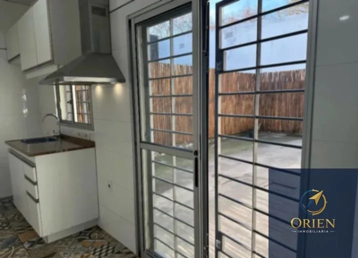 Casa en alquiler 2 dormitorios c/ cochera en Santiago Vázquez - Imagen 2