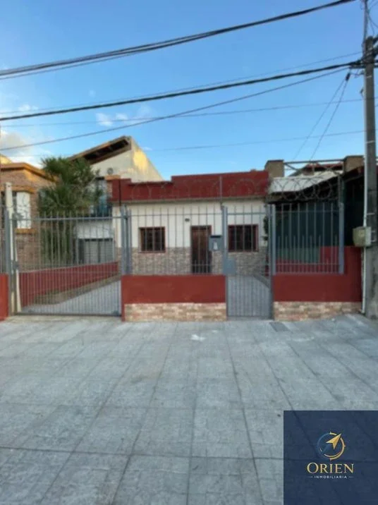 Casa 2 dormitorios en alquiler c/ cochera en Buceo - Imagen 1