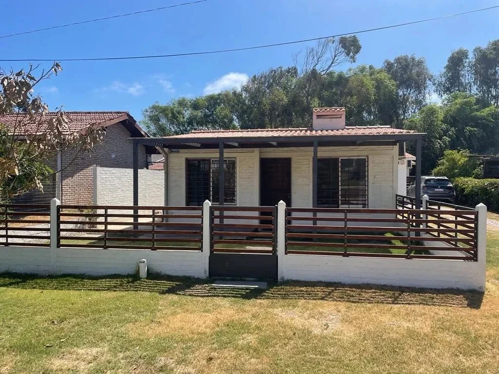 Casa en venta c/ cochera en Atlántida - Imagen 1