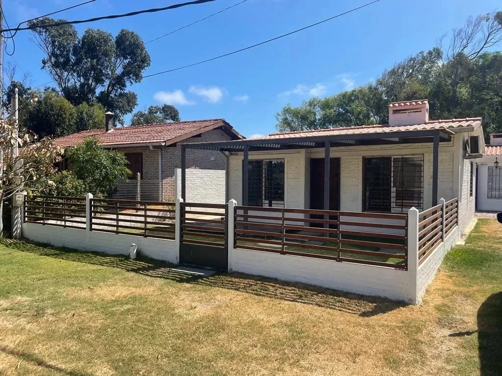 Casa en venta c/ cochera en Atlántida - Imagen 2