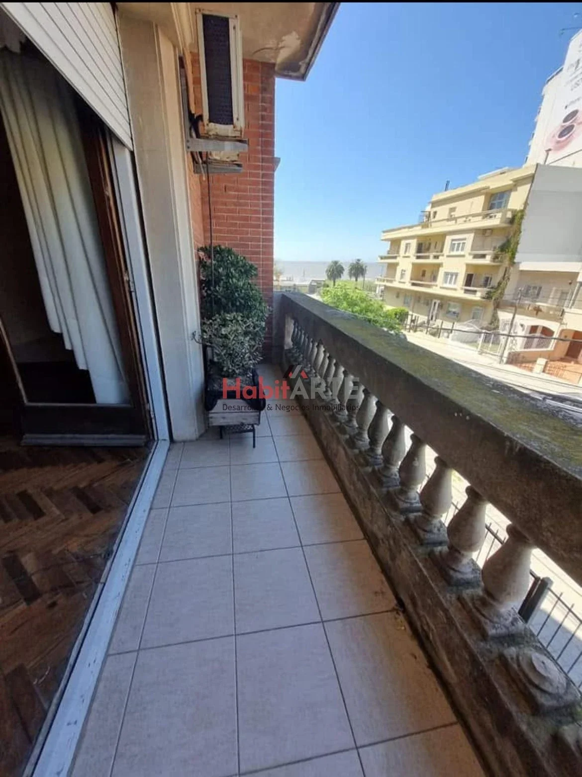 Apartamento en alquiler 3 dormitorios 2 baños Punta Carretas con cochera y parrillero. - Imagen 1