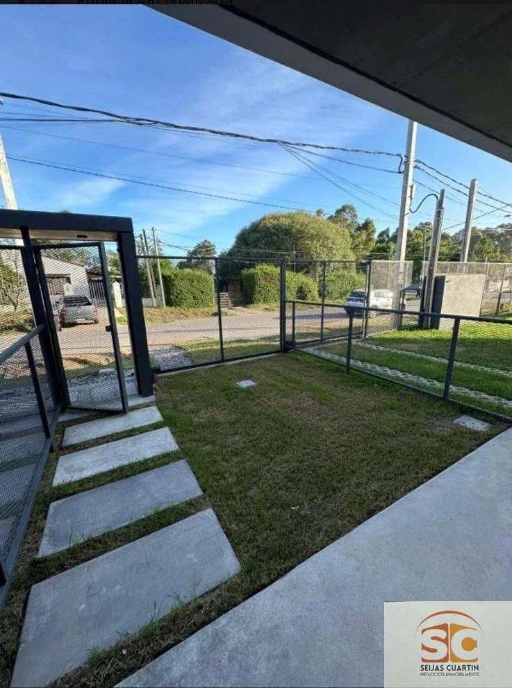 Casa en venta c/ cochera en Solymar - Imagen 1