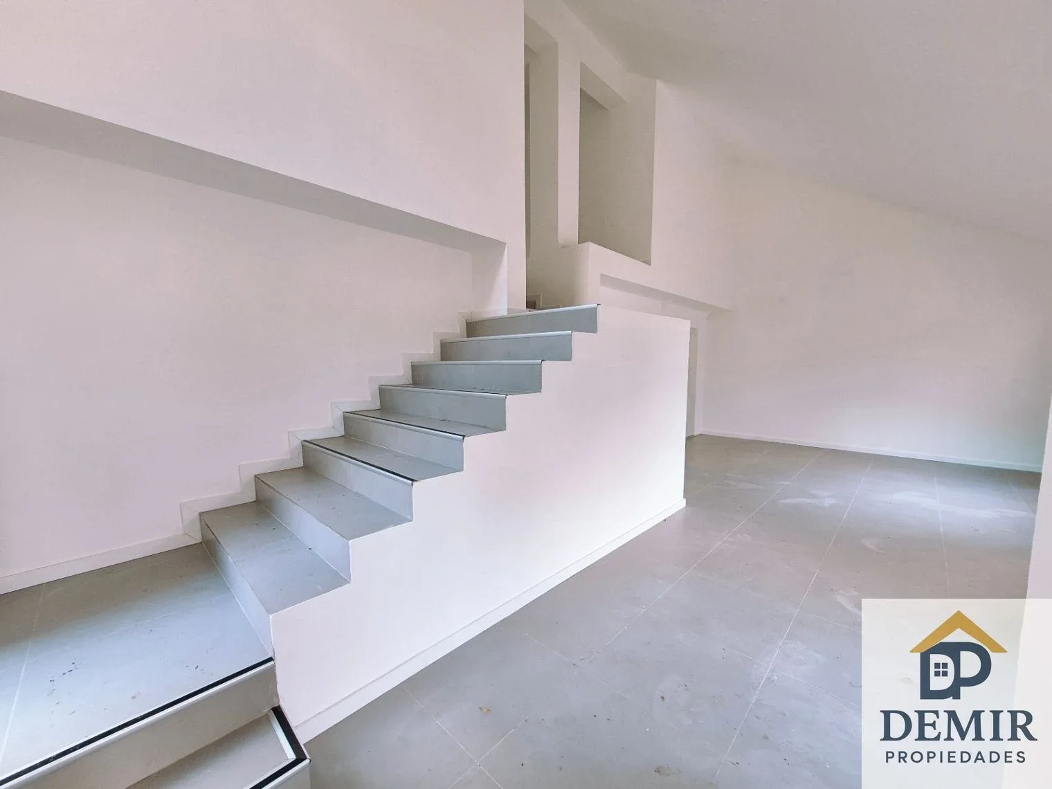 Casa 4 Dormitorios 3 Baños en Lagomar a Estrenar - Imagen 2