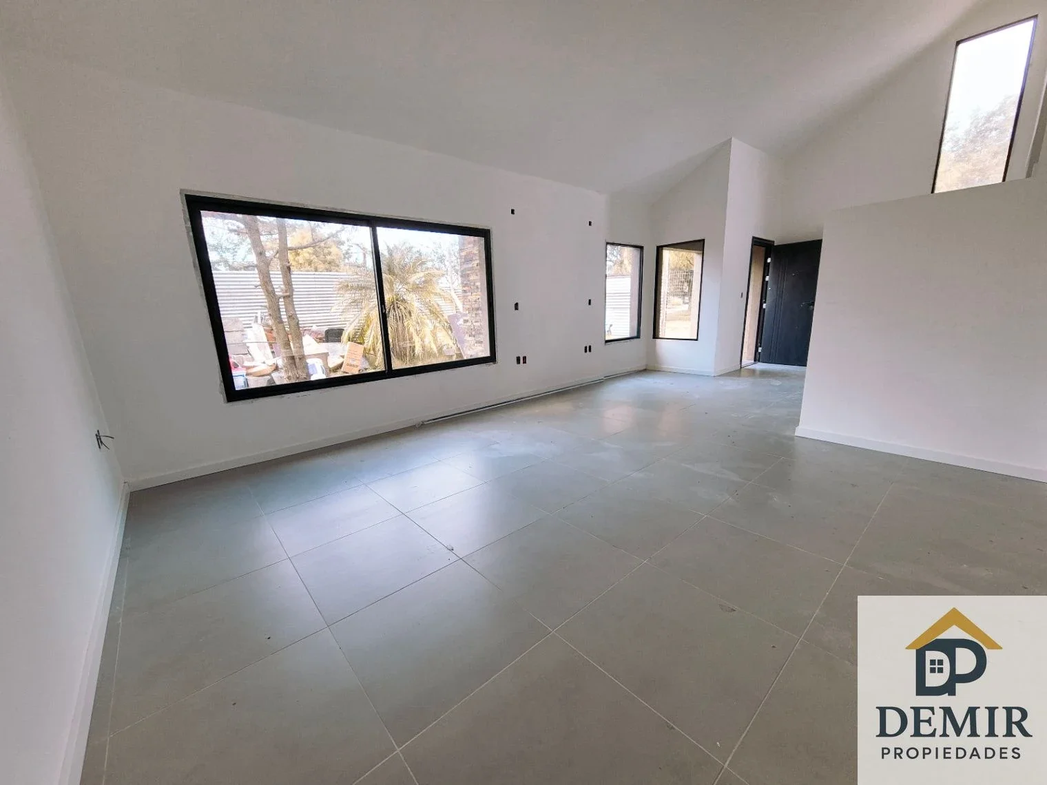 Casa 4 Dormitorios 3 Baños en Lagomar a Estrenar - Imagen 4
