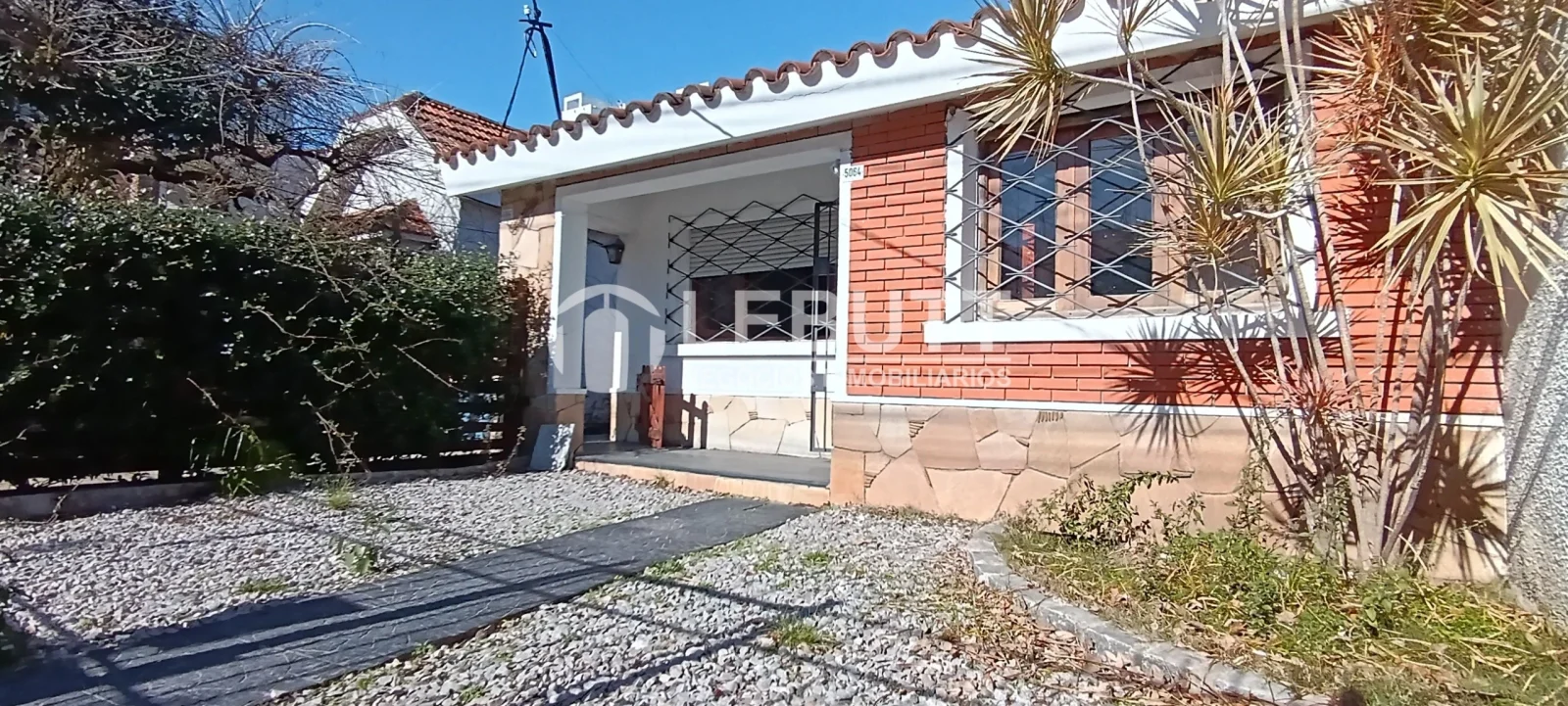 A PASOS DEL MAR VENTA MALVIN SUR 3 Dormitorios, 2 Baños + 2 Unidades al fondo. - Imagen 1