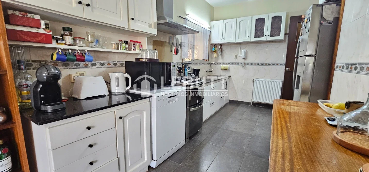 Casa Venta 3 Dormitorios 3 Baños. Barbacoa Parrillero Piscina, 900 m2 Malvin Sur - Imagen 4