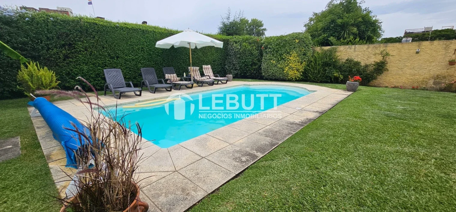 Casa Venta 3 Dormitorios 3 Baños. Barbacoa Parrillero Piscina, 900 m2 Malvin Sur - Imagen 1