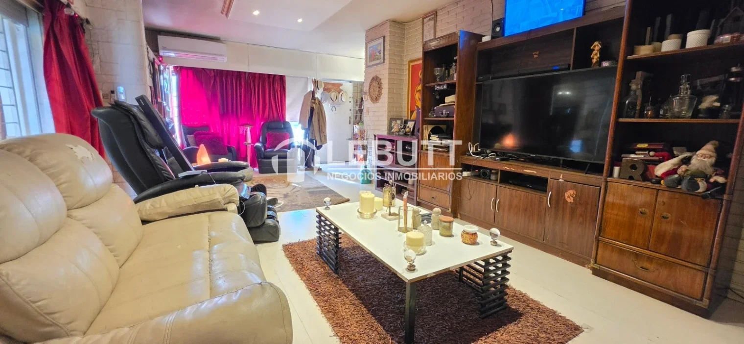 Casa Venta Malvin Terreno 900m2  Edif. 400 m2 . 5 Dorm 4 Baños Piscina - Imagen 2